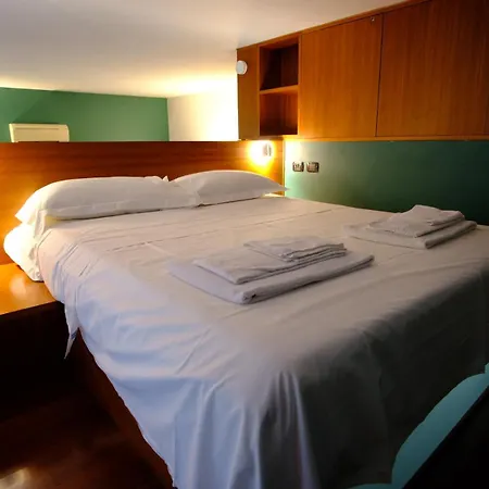Guesthost - Cozy Terrace Flat Historic Center Apartment Piacenza