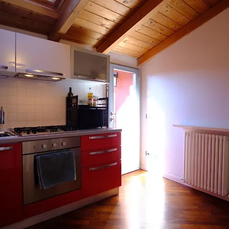 Guesthost - Cozy Terrace Flat Historic Center Apartment Piacenza