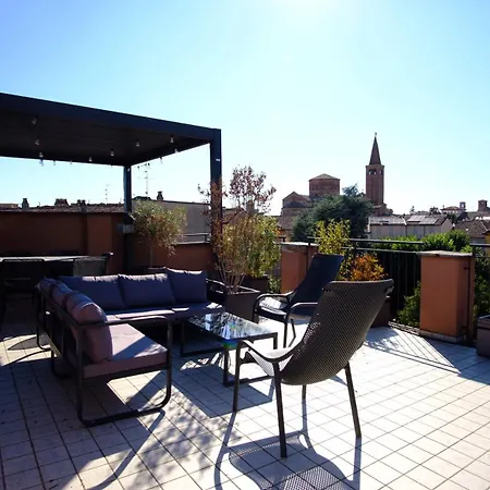 Guesthost - Cozy Terrace Flat Historic Center Apartment