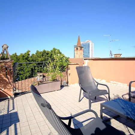 Guesthost - Cozy Terrace Flat Historic Center Apartment Piacenza