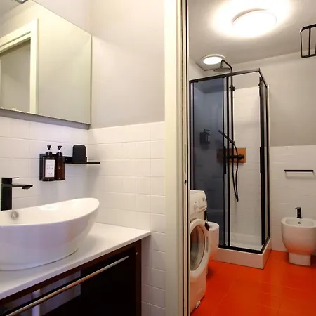 Guesthost - Cozy Terrace Flat Historic Center Apartment