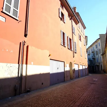 Guesthost - Cozy Terrace Flat Historic Center Apartment *