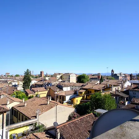 Guesthost - Cozy Terrace Flat Historic Center *