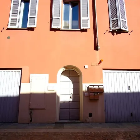 Guesthost - Cozy Terrace Flat Historic Center